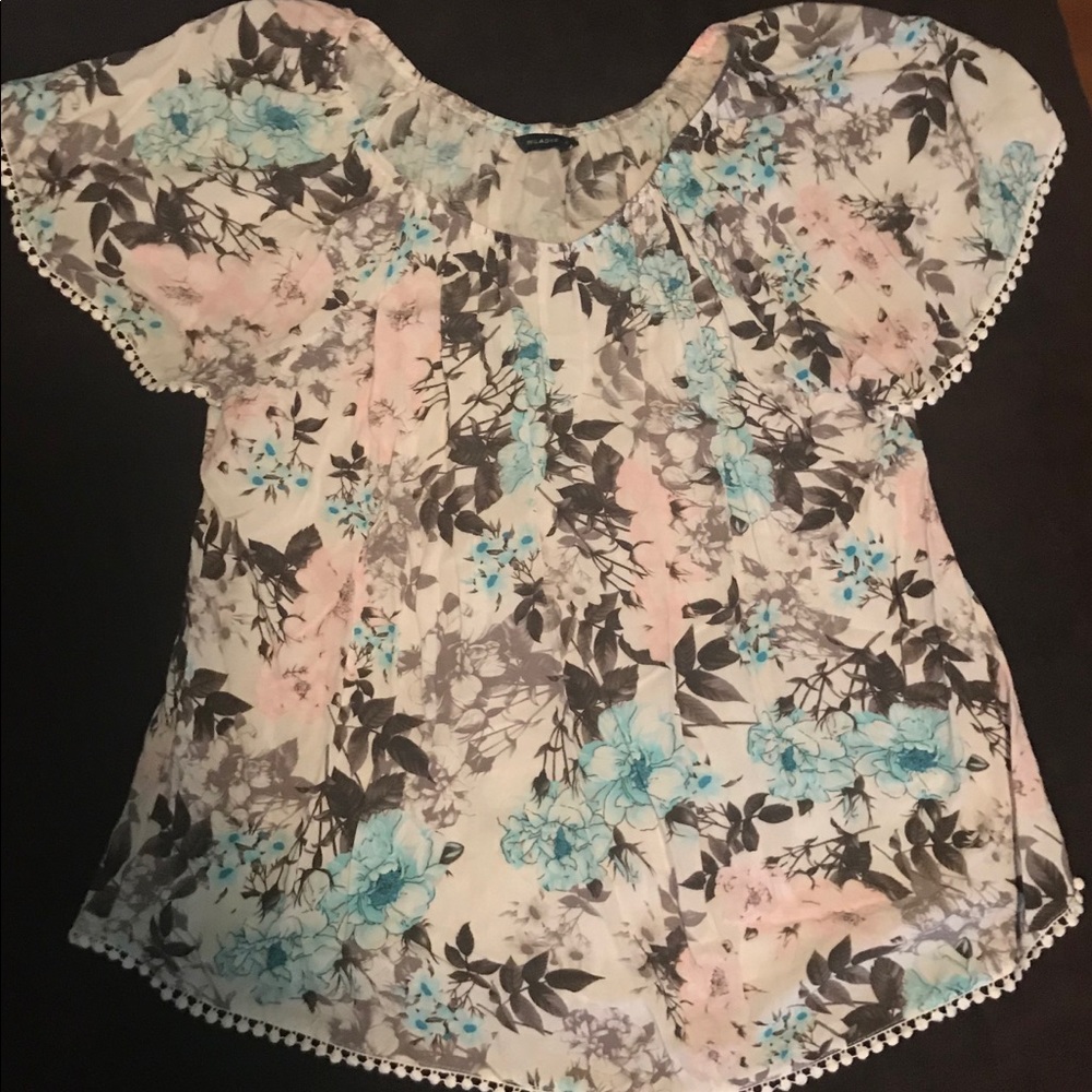 Loose fit summer top with lace trim sleeves & hem.